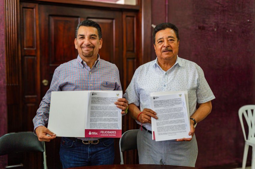A la firma acudieron autoridades civiles y educativas de distintos niveles