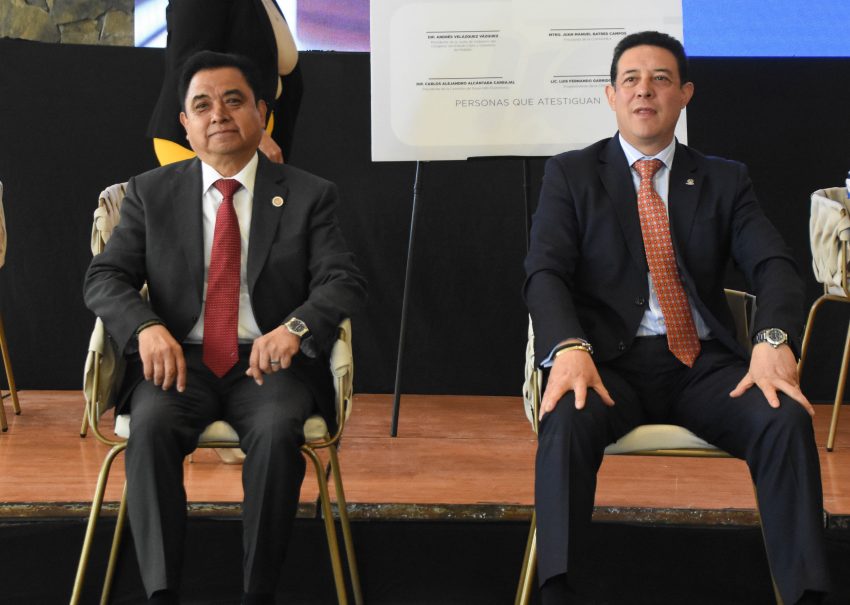 El líder de la cámara de diputados y el presidente de Coparmex encabezaron la firma del acuerdo