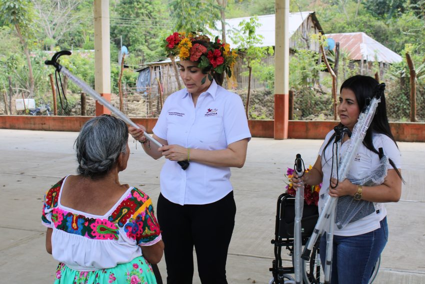 Krystel Rodríguez, presidenta del DIF Huejutla, acude a comunidades a entregar ayudas técnicas a la población que requiere este apoyo