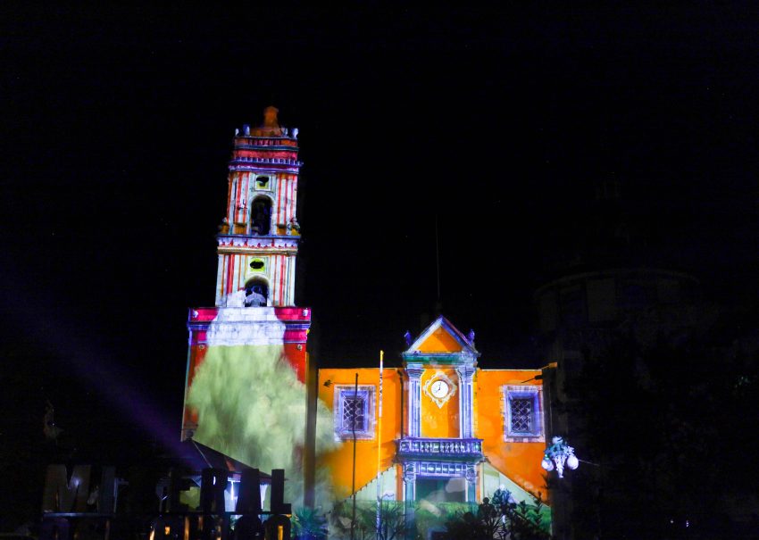 A punto de iniciar uno de los periodos vacacionales más importantes del año, Mineral del Chico, un Pueblo Mágico enclavado en la montaña hidalguense se vistió de luces.